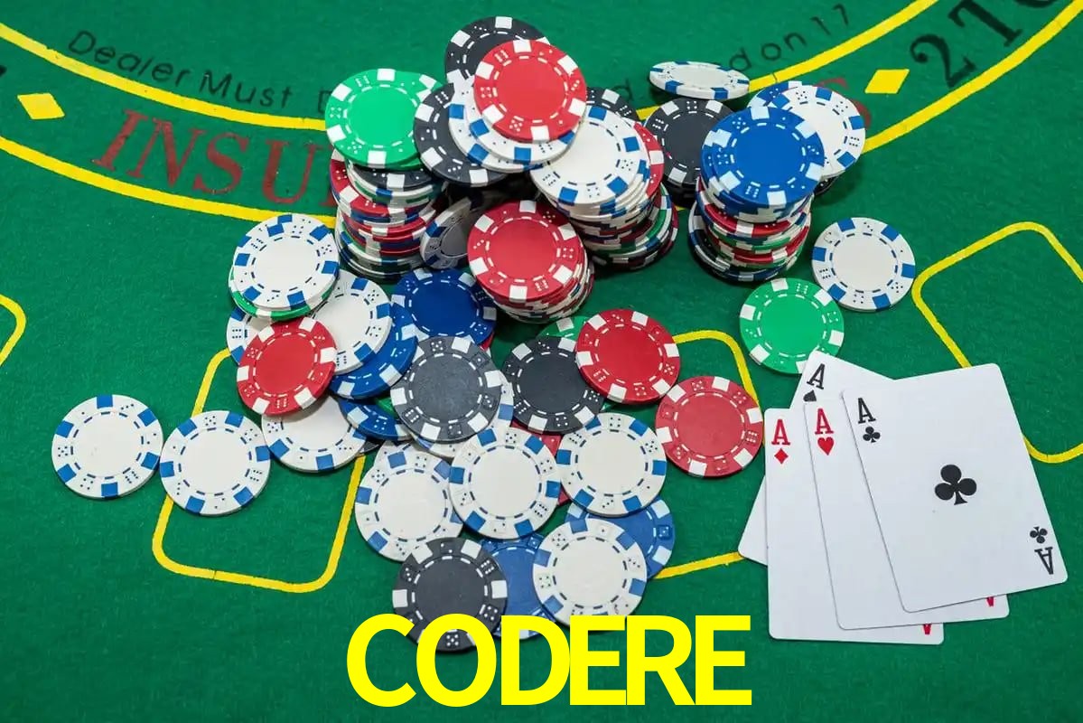 Escena dinámica inspirada en casino con iluminación CODERE, cartas, fichas e íconos de juegos digitales en un espacio moderno de juegos.